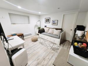 een woonkamer met een bank en een tafel bij Small Private Studio at Kitsilano Beach in Vancouver