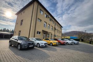 a row of cars parked in front of a building at Apartamente Livada in Râmnicu Vâlcea
