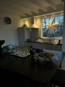 eine Küche mit einem Tisch und Weingläsern darauf in der Unterkunft Gustavsbo in Ljungbyhed