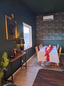 ein Esszimmer mit einem Tisch und einem Fenster in der Unterkunft Gustavsbo in Ljungbyhed