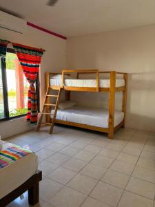 een kamer met twee stapelbedden en een raam bij Hostal Casa Bohemia in Mérida