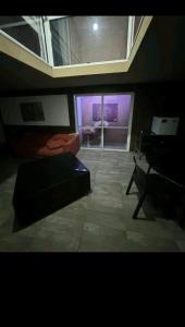 un soggiorno con un divano e un tavolo di WildeBook a Wilde