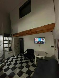 una stanza con un tavolo e una TV su una parete di WildeBook a Wilde