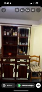 uno screenshot di un soggiorno con un mobile di WildeBook a Wilde