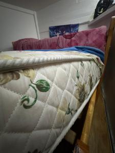 un letto con una trapunta sopra di WildeBook a Wilde