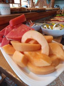 een bord groenten en fruit op een tafel bij Cabañas Santa Maria Pucon in Pucón