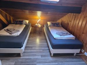 En eller flere senge i et værelse på Duplex Salgesch