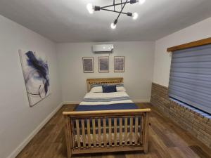 Postel nebo postele na pokoji v ubytování Modern Industrial Artsy Apt Remodel Secure