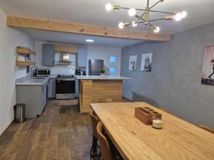 Kuchyň nebo kuchyňský kout v ubytování Modern Industrial Artsy Apt Remodel Secure