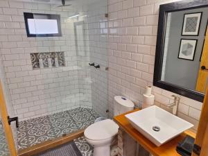 Koupelna v ubytování Modern Industrial Artsy Apt Remodel Secure + 29 fotografií