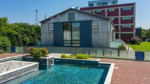 Bazén v ubytování Landing Beautiful 1BD Pool Gym nebo v jeho okolí