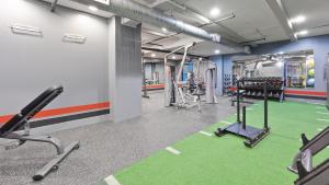 Fitness centrum a/nebo fitness zařízení v ubytování Landing Beautiful 1BD Pool Gym