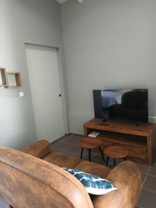 un salon avec un canapé, des fauteuils et une table dans l'établissement LE DOMAINE de L'HYLODE, à Sainte-Anne