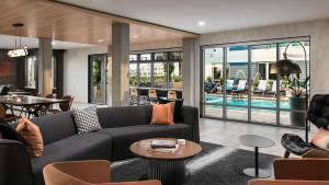 a living room with a couch and a table at Landing Chic 2BD Gym Clubhouse in Tempe