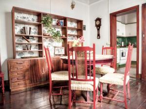 a dining room with a table and four chairs at Aloe Apartament 2 plus 1 gratis w Casa Verde de Guía in Santa Maria de Guia de Gran Canaria