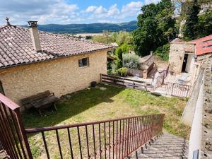 Blick auf einen Hof mit einer Bank und einem Haus in der Unterkunft La Maison Perchée in Allex
