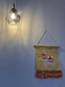 une lumière suspendue sur un mur à côté d'un mur dans l'établissement BE ONE HOTEL Caldas da Rainha - by MHMB Hospitality, à Caldas da Rainha 48 autres photos