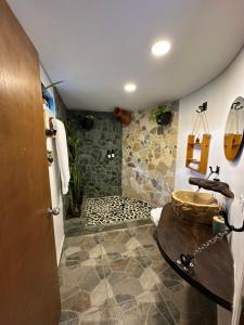 un bagno con lavandino e doccia di Hotel Onsen a Guatapé