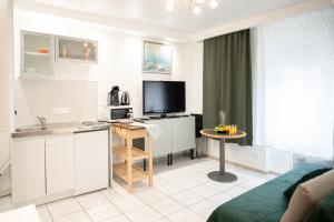 a room with a kitchen and a living room at Mega COOL Flat France Suisse in Saint-Louis