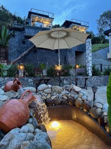 una piscina d'acqua con ombrellone in cortile di Hotel Onsen a Guatapé