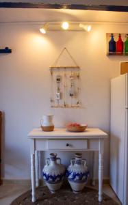 a table with two blue and white vases on it at La Casita del Pastor in Loja