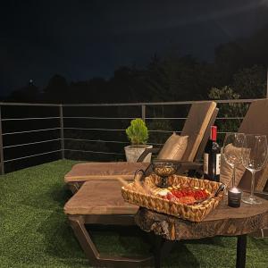 un tavolo con un cesto di cibo e vino su un patio di Hotel Onsen a Guatapé Altre 3 foto