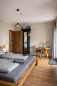 une chambre avec un lit, une table et des chaises dans l'établissement Pension zur Quelle, à Deudesfeld