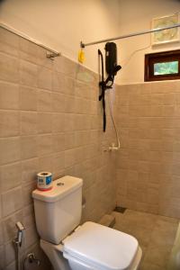 een badkamer met een toilet en een camera aan de muur bij Misty Clouds Homestay in Kandy