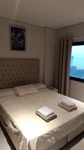 une chambre avec un lit avec deux serviettes dessus dans l'établissement Central Relax Apartment, à Encarnación