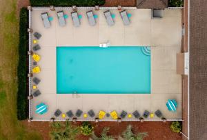 eine Draufsicht auf einen Swimmingpool in einem Resort in der Unterkunft The Windstar Hotel - Emerald Isle, Swansboro in Cedar Point