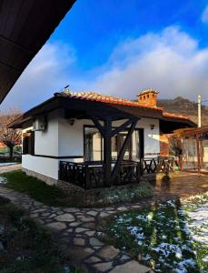 ein kleines weißes Haus mit einem Dach in der Unterkunft RhodoNest in Kara Agach