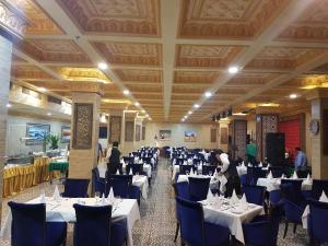 een feestzaal met witte tafels en blauwe stoelen bij Bahrain International Hotel in Manamah