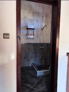 ein Bad mit einer Dusche und einer Badewanne in der Unterkunft RhodoNest in Kara Agach + 8 Fotos