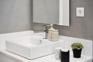 Et badeværelse på Modern Flat Just Steps From Shore + 9 billeder