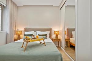 En eller flere senge i et værelse på Modern Flat Just Steps From Shore