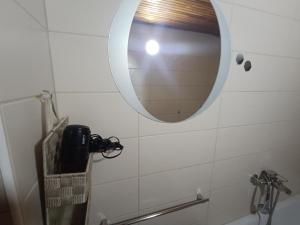 un bagno con uno specchio e un lavandino di Vlasic Relax a Vlasic Altre 14 foto