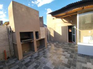 een patio van een huis met een open haard bij El descanso in Necochea