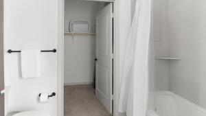 un bagno bianco con doccia e WC di Landing Apartments - Cedar Lakes a Duncanville Altre 19 foto
