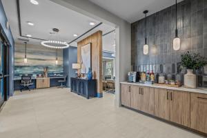 una hall con ufficio, reception e bancone di Landing Apartments - Cedar Lakes a Duncanville