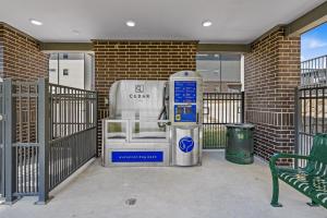 una pompa di benzina posta di fronte a un edificio di Landing Apartments - Cedar Lakes a Duncanville