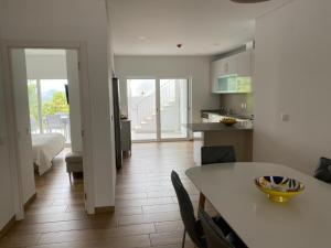 een keuken en woonkamer met een tafel en stoelen bij Casa Bravo in Querença