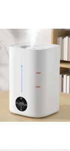 een witte slowcooker op een plank bij コテージソラ まるっと一棟貸切り別荘 in Nasu-yumoto