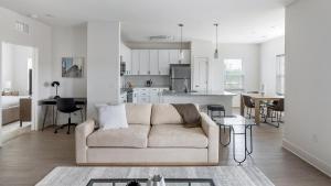 Køkken eller tekøkken på Landing Beautiful 3BD Yoga Studio Pool