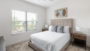 En eller flere senge i et værelse på Landing Beautiful 3BD Yoga Studio Pool + 28 billeder