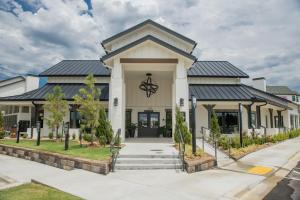 een wit huis met een zwart dak bij Landing Apartments - Redbud Ranch in Broken Arrow