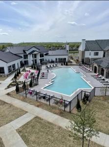 een bovenaanzicht van een zwembad in een resort bij Landing Apartments - Redbud Ranch in Broken Arrow