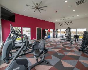 een sportschool met loopbanden en crosstrainers bij Landing Apartments - Redbud Ranch in Broken Arrow