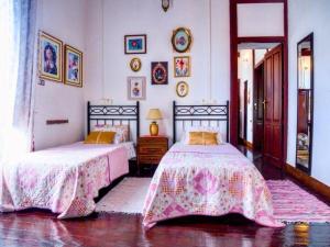 En eller flere senge i et værelse på Apartament VERA 2 plus 2 gratis w Casa Verde de Guia