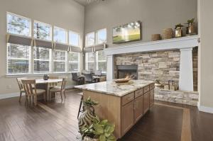 een keuken met een open haard en een tafel en stoelen bij Landing Stylish 1BD Courtyard Pool in Broken Arrow