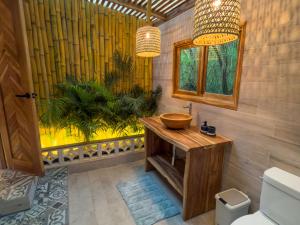 een badkamer met een houten wastafel en een plant bij Panama Kite Center in Punta Chame +121 foto's